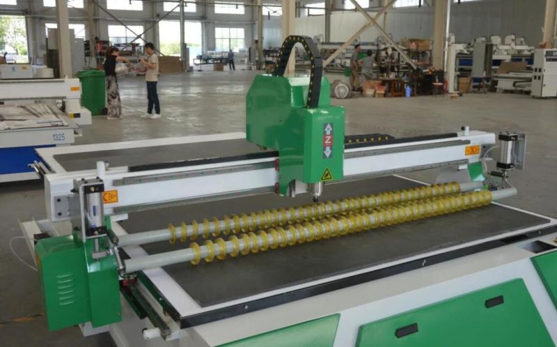 China CNC Router Supplier 1325 1625 with Wheel on The Table